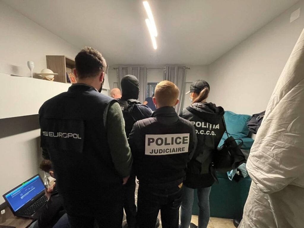 欧洲刑警组织宣布逮捕7名REvil勒索组织成员，他们涉嫌攻击7000余家公司并通过暗网进行勒索
